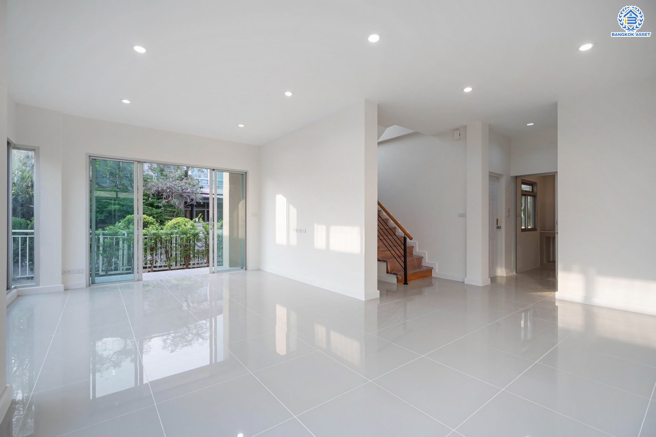 บ้านมือสองตกแต่งใหม่ โครงการ ไลฟ์บางกอกบูเลอวาร์ด ปิ่นเกล้า-เพชรเกษม เนื้อที่กว้างกว่า 52.5 ตร.ว ฟังก์ชัน 3 ห้องนอน 3 ห้องน้ำ 2 ที่จอดรถ บนทำเลศักยภาพ ติดถนนพุทธมณฑลสาย4 เหมาะสมกับทุกครอบครัว ใกล้แหล่งช้อปปิ้ง "เซ็นทรัล ศาลายา" รถไฟฟ้าสายสีน้ำเงิน "สถานีหลักสอง" และจุดขึ้นทางด่วน "ศรีรัช-วงแหวน"